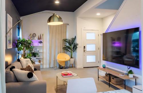 Govalle Casa | Pool Hot Tub School Bus - Downtown 5 min drive