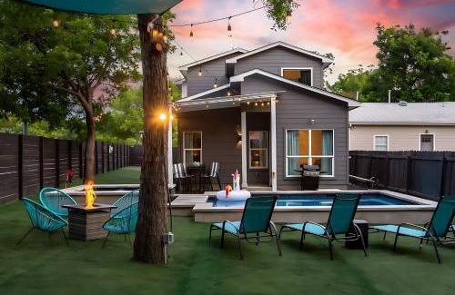 Govalle Casa | Pool Hot Tub School Bus - Downtown 5 min drive