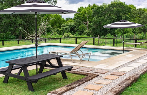 Brenham Cabaña | ★ Pool, HotTub- Cardinal Cottage, RoundTop/Brenham