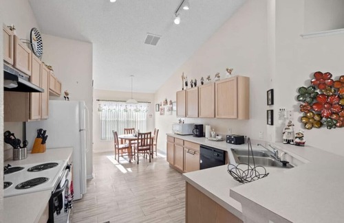 Eagle Pointe South Casa | Pool Oasis, 20 mins to Disney, Close to Shops