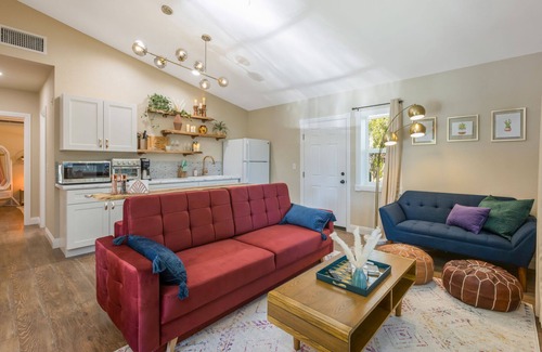 Gilbert Casa | POOL OASIS! Super Reviews! EV Charger/1BR King/Wash/Dryer/Kitchenette/Sleeps 4