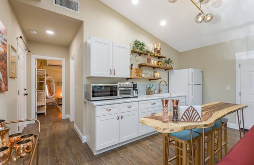 Gilbert Casa | POOL OASIS! Super Reviews! EV Charger/1BR King/Wash/Dryer/Kitchenette/Sleeps 4
