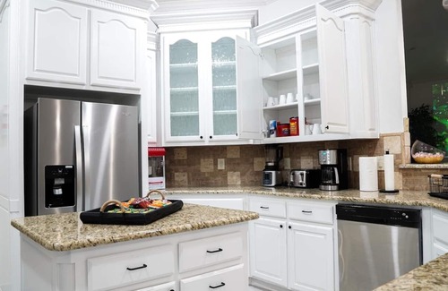 Kemp Casa | Pool,Pickle ball Courts , Sleeps Lrg Grp, Hot tub , Sauna Minutes from Lake