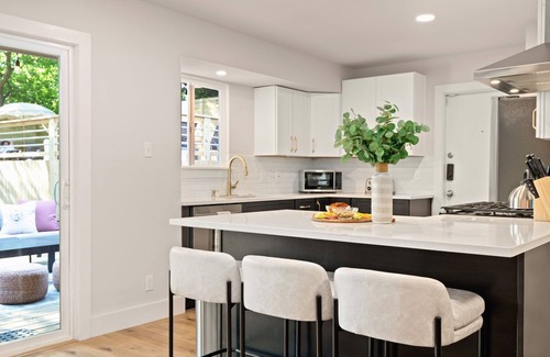 North Austin Civic Association Casa | Pool, Pickleball, Resort Backyard, 16min to Downtown - Modern Cowgirl