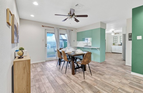 Arlington Casa | Pool - Playset - Stadiums - 6 Beds!