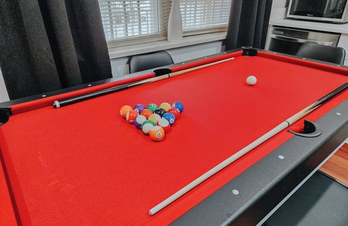 Center City Apartamento | Pool Table/5 King Beds/2 Free Driveway Parking
