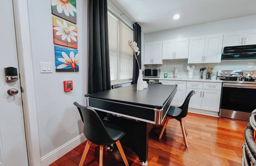 Center City Apartamento | Pool Table/5 King Beds/2 Free Driveway Parking