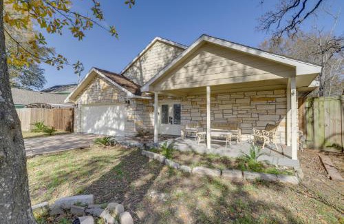 FM 1960 Casa | Pool Table and Patio with Bar Spacious Houston Gem!