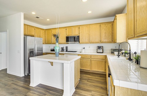 Victorville Casa | Pool Table & Charcoal Grill: Home in Victorville!