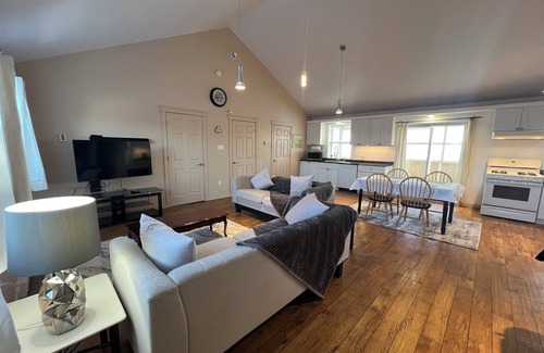 Fredericton Apartamento | Pool Table, Foosball & Darts!