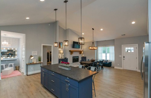 Nashville Casa | BNA Blue - Karaoke Stage, Gym, 2 Decks, Hot Tub, 9 Beds - 4 Miles to Downtown!