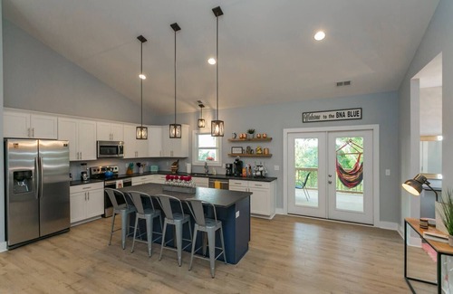 Nashville Casa | BNA Blue - Karaoke Stage, Gym, 2 Decks, Hot Tub, 9 Beds - 4 Miles to Downtown!