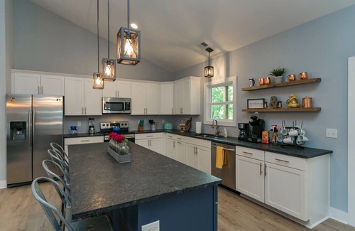 Nashville Casa | BNA Blue - Karaoke Stage, Gym, 2 Decks, Hot Tub, 9 Beds - 4 Miles to Downtown!
