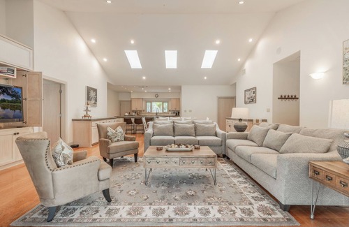 Hays County Casa | Pool, Tennis & Pickleball Ultimate Hill Country Retreat| Creek| Sleeps 10