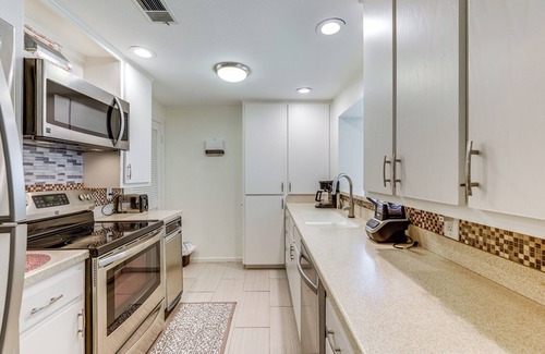 Barton Hills Condominio | Pool & Trail Access On-Site: Barton Creek Condo!