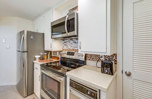Barton Hills Condominio | Pool & Trail Access On-Site: Barton Creek Condo!