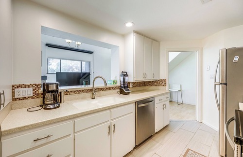 Barton Hills Condominio | Pool & Trail Access On-Site: Barton Creek Condo!