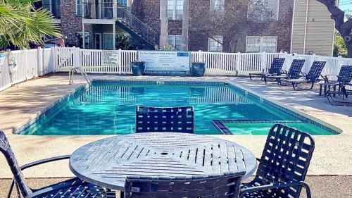 South Side Casa | Pool View Escape - Near Shops & Dining
