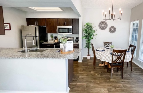 South Side Condominio | Pool View Escape - Near Shops & Dining