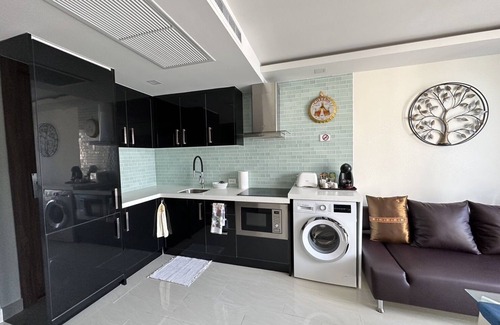 Central Pattaya Condominio | Pool View Luxury Business Suite F7 en Grand Avenue por Pattaya City Estates