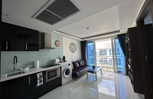 Central Pattaya Condominio | Pool View Luxury Business Suite F7 en Grand Avenue por Pattaya City Estates
