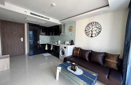 Central Pattaya Condominio | Pool View Luxury Business Suite F7 en Grand Avenue por Pattaya City Estates