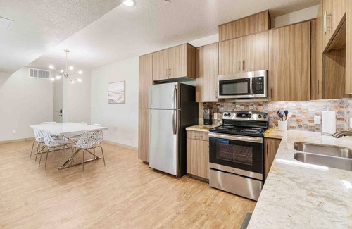 National City Apartamento | Pool View Modern 3 Bdrm Apt