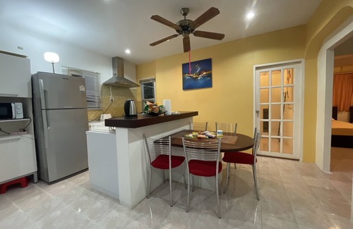 Kamala Casa | Villa con piscina, a pie de playa, restaurantes y 7Eleven