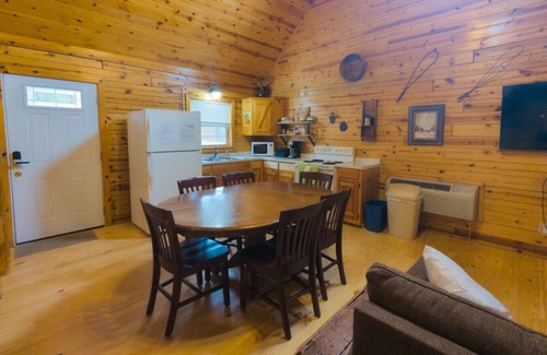 Eureka Springs Cabina | Pool+Wifi+Deck+3mi to Downtown Wild Plum Cabin#3