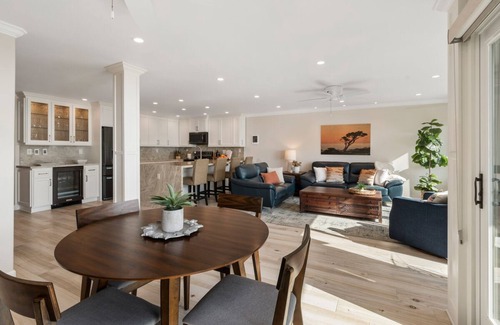 Solana Beach Condominio | Poolside and Beachfront Remodeled Close to Everything!