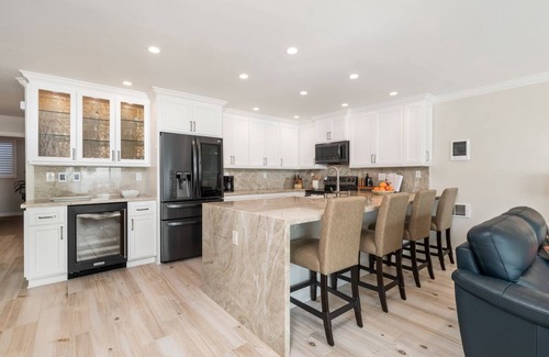Solana Beach Condominio | Poolside and Beachfront Remodeled Close to Everything!