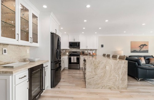 Solana Beach Condominio | Poolside and Beachfront Remodeled Close to Everything!