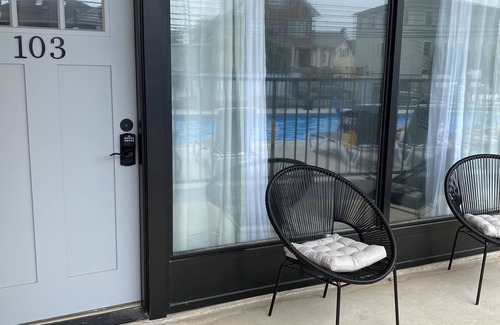 North Wildwood Condominio | Poolside Condo - Just 2 blocks from the Beach, Boardwalk and Seaport Pier!