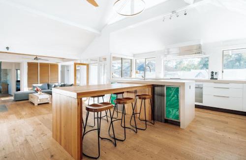 Mount Eliza Casa | 'Poolside Haven' Your Mount Eliza Family Getaway