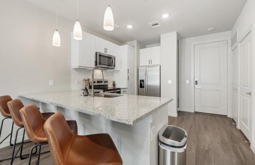 Windsor Park Apartamento | Poolside Luxury 1BR w Private Patio