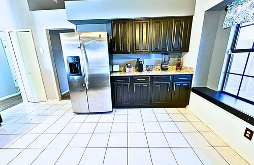 The Colony Casa | Poolside Oasis + Stunning Aquarium | Pets Welcome