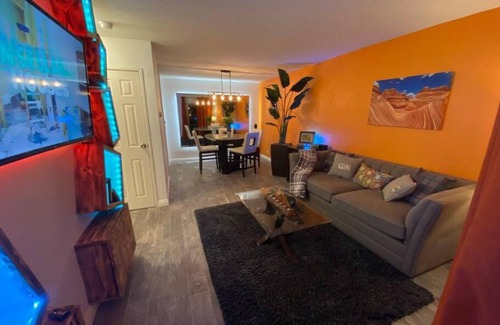Racquet Club West Casa | Poolside Palm Springs Getaway