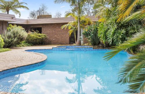 Rosebud Casa | Poolside Palms Oasis