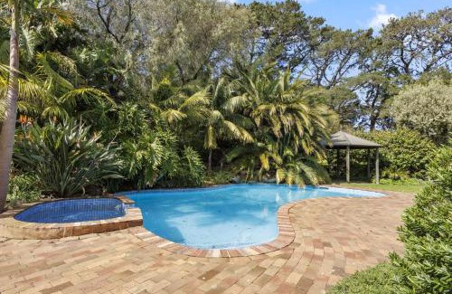 Rosebud Casa | Poolside Palms Oasis