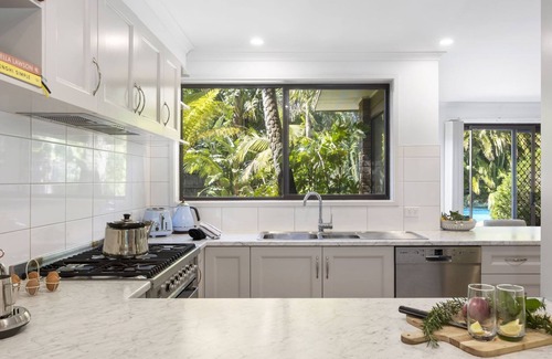 Rosebud Casa | Poolside Palms Oasis