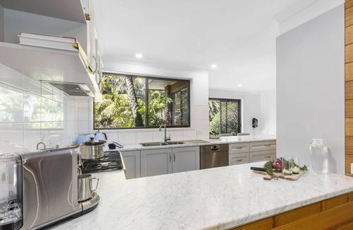 Rosebud Casa | Poolside Palms Oasis