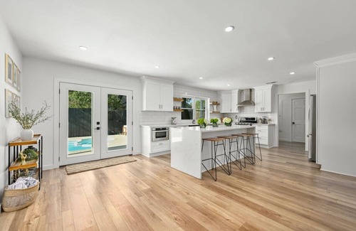 Jester Estates Apartamento | Poolside Paradise West Elm Magazine Featured!