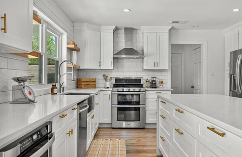 Jester Estates Apartamento | Poolside Paradise West Elm Magazine Featured!