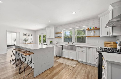Jester Estates Apartamento | Poolside Paradise West Elm Magazine Featured!