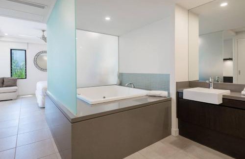 Port Douglas Apartamento | Poolside Relaxation - Resort Retreat with Beach Access