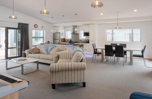 Waikawa Bay Casa | Poolside Retreat - Picton Holiday House Waikawa