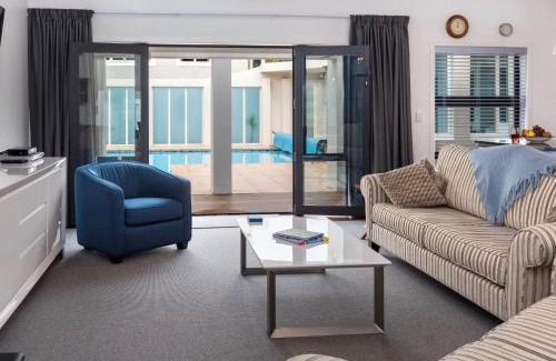 Waikawa Bay Casa | Poolside Retreat - Picton Holiday House Waikawa