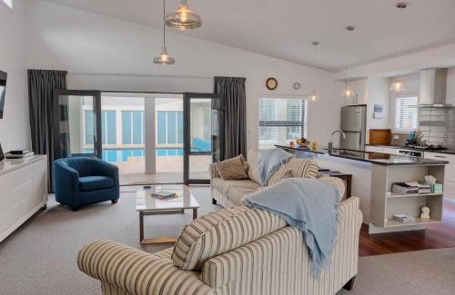 Waikawa Bay Casa | Poolside Retreat - Picton Holiday House Waikawa