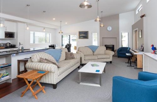 Waikawa Bay Casa | Poolside Retreat - Picton Holiday House Waikawa
