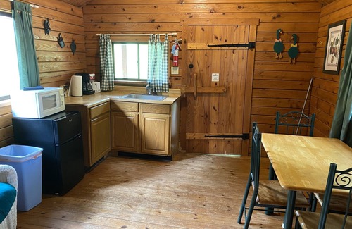 Salisbury Cabina | Poolside Rustic Cabin- Cabin 4